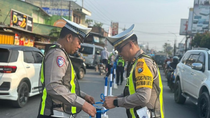 Polisi rekayasa lalin di Simpang Wingko Babat Lamongan