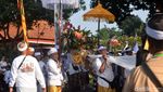 Ribuan Umat Hindu Surabaya Ikuti Upacara Melasti di Pantai Kenjeran