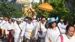 Ribuan Umat Hindu Surabaya Ikuti Upacara Melasti di Pantai Kenjeran