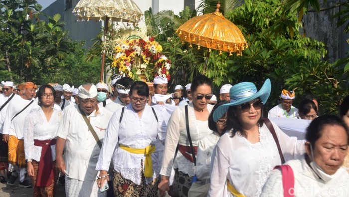 Ribuan Umat Hindu Surabaya Ikuti Upacara Melasti di Pantai Kenjeran
