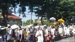 Ribuan Umat Hindu Surabaya Ikuti Upacara Melasti di Pantai Kenjeran