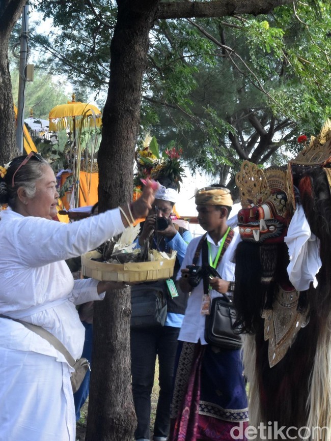 Ribuan Umat Hindu Surabaya Ikuti Upacara Melasti di Pantai Kenjeran