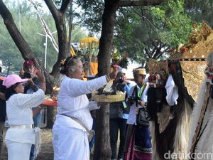 Ribuan Umat Hindu Surabaya Ikuti Upacara Melasti di Pantai Kenjeran