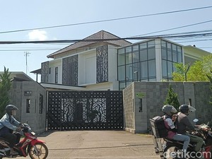 Suasana Terkini Rumah Dinas-Pribadi Bupati Cilacap Usai Kena OTT