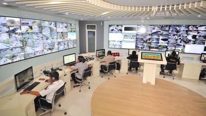 Ruang kontrol CCTV One Gate System di Surabaya.