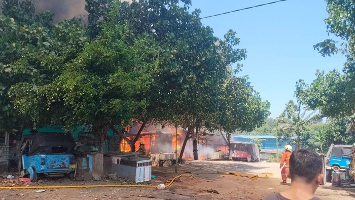 Rumah tinggal di Bintaro, Pesanggrahan, Jakarta Selatan (Jaksel) terbakar. Lebih dari 130 personel pemadam kebakaran (damkar) dikerahkan ke lokasi. (dok Damkar Jaksel)