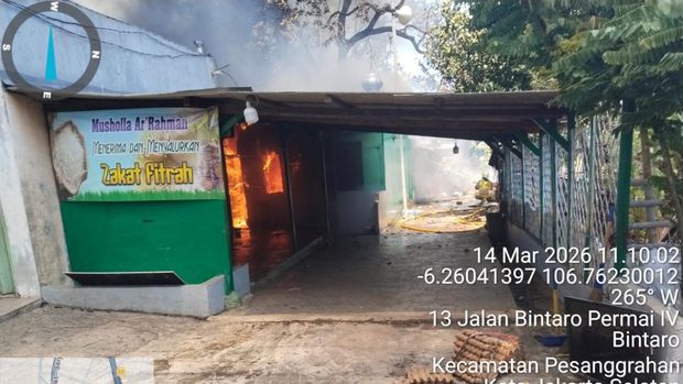 Rumah tinggal di Bintaro, Pesanggrahan, Jakarta Selatan (Jaksel) terbakar. Lebih dari 130 personel pemadam kebakaran (damkar) dikerahkan ke lokasi. (dok Damkar Jaksel)