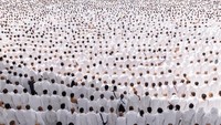Shaf-shaf penuh dan rapi saat salat Jumat (13/3/2026) berlangsung. Area tawaf dipenuhi makmum dengan pakaian ihram serba putih. Foto: X/AlharamainSA