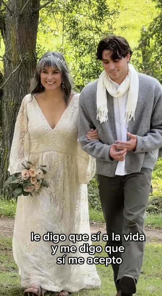 Momen tersebut terasa emosional karena putranya, Pablo Toro, yang mengantarnya berjalan menuju altar, layaknya prosesi pernikahan pada umumnya. Tampak Silvia mengenakan dress renda warna krem sambil membawa bunga. Foto: dok. Instagram @corzosilvia