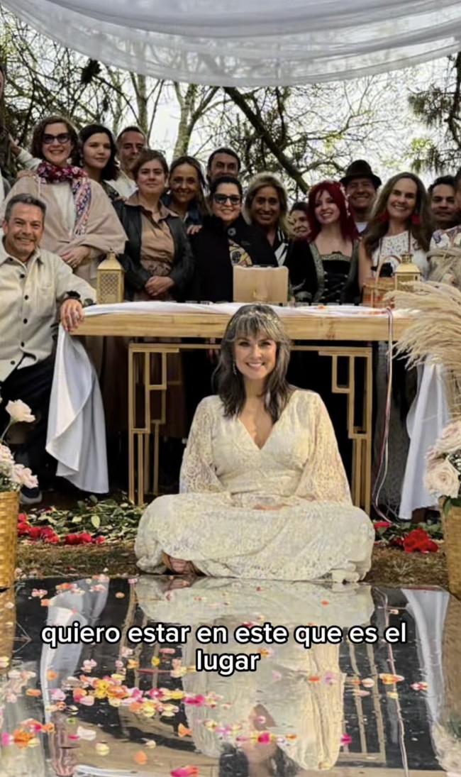 Mantan resenter TV asal Kolombia menarik perhatian setelah menggelar pernikahan yang tak biasa. Silvia Corzo menikahi dirinya sendiri, lengkap dengan ucapara pernikahan dan dihadiri para sahabatnya. Foto: dok. Instagram @corzosilvia