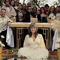 Mantan resenter TV asal Kolombia menarik perhatian setelah menggelar pernikahan yang tak biasa. Silvia Corzo menikahi dirinya sendiri, lengkap dengan ucapara pernikahan dan dihadiri para sahabatnya. Foto: dok. Instagram @corzosilvia