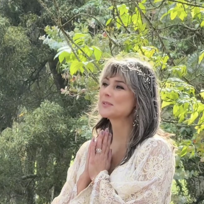 Presenter Ini Menikahi Dirinya Sendiri, Putranya yang Mengantar ke Pelaminan