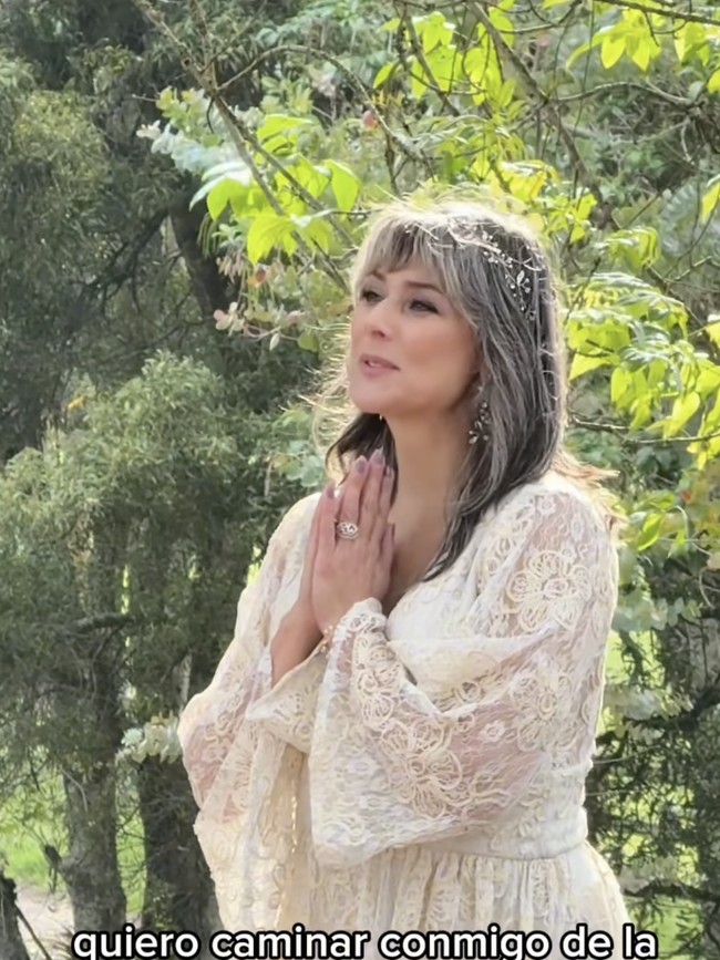 Presenter Ini Menikahi Dirinya Sendiri, Putranya yang Mengantar ke Pelaminan