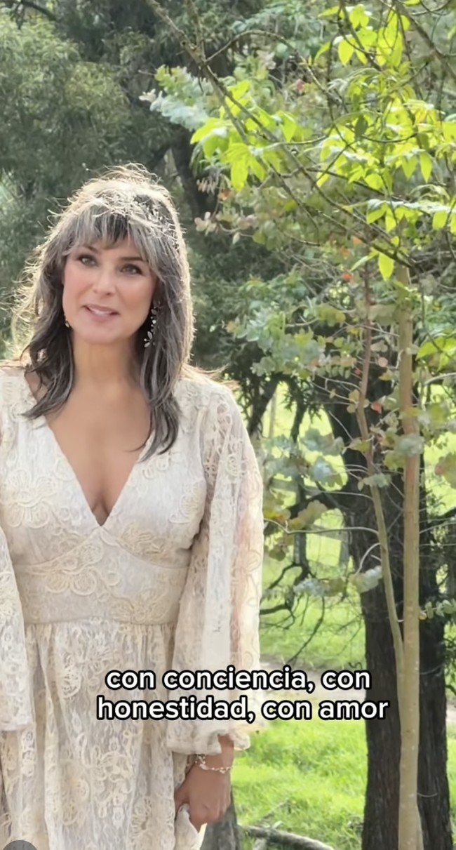 Meski menikahi diri sendiri, Silvia menegaskan bahwa hal itu bukan berarti ia menutup kemungkinan menjalin hubungan romantis di masa depan. Foto: dok. Instagram @corzosilvia