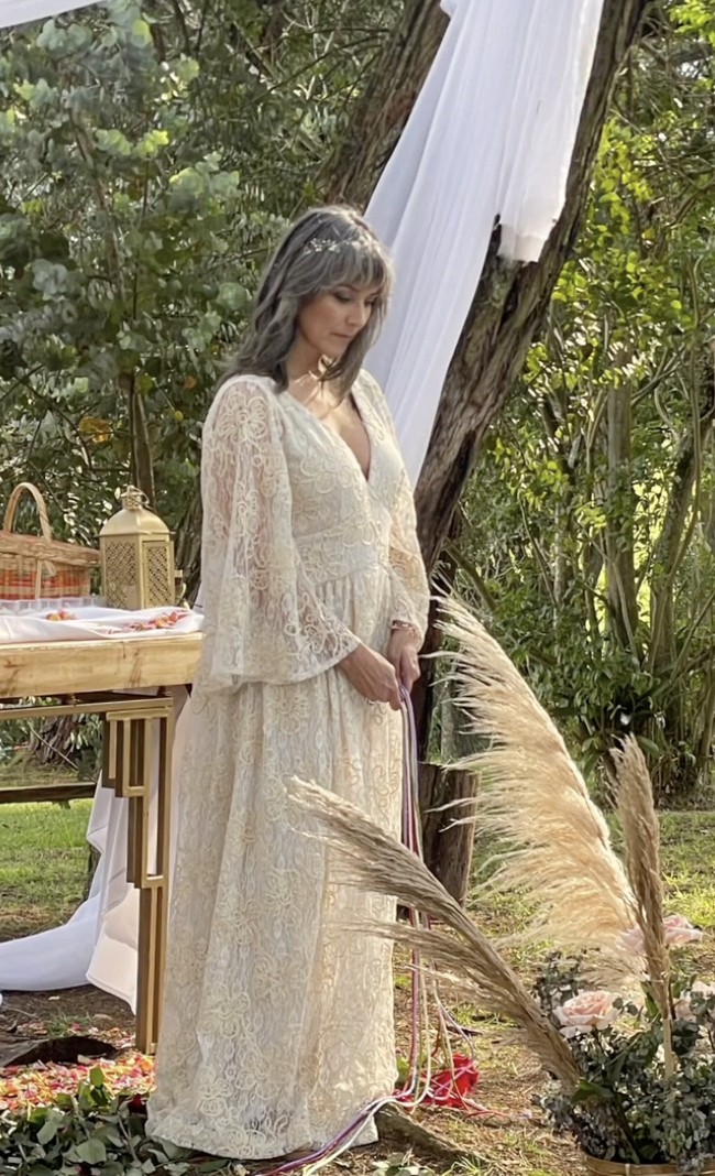 “Saya memilih mencintai diri saya agar bisa mencintai dengan lebih baik. Jika suatu hari saya berjalan bergandengan tangan dengan seseorang lagi, itu untuk berbagi hidup dari tempat yang bebas, jujur, dan penuh rasa hormat terhadap siapa diri saya. Hari ini saya membuat diri saya terlihat bagi diri saya sendiri, karena saya tahu sebenarnya saya sudah terlihat oleh kalian semua,” jelasnya. Foto: dok. Instagram @corzosilvia