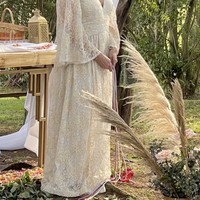 “Saya memilih mencintai diri saya agar bisa mencintai dengan lebih baik. Jika suatu hari saya berjalan bergandengan tangan dengan seseorang lagi, itu untuk berbagi hidup dari tempat yang bebas, jujur, dan penuh rasa hormat terhadap siapa diri saya. Hari ini saya membuat diri saya terlihat bagi diri saya sendiri, karena saya tahu sebenarnya saya sudah terlihat oleh kalian semua,” jelasnya. Foto: dok. Instagram @corzosilvia