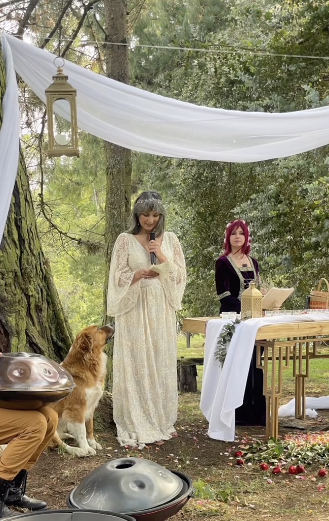 Dalam pidatonya di altar, Silvia menjelaskan bahwa pernikahan itu merupakan simbol komitmennya pada diri sendiri. Foto: dok. Instagram @corzosilvia