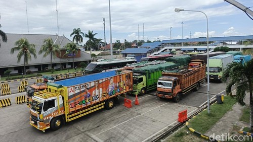 Situasi antrean kendaraan logistik yang terjadi di Jalan Denpasar-Gilimanuk, tepatnya di Kelurahan Gilimanuk, Kabupaten Jembrana, Bali, Jumat (13/3/2026). (I Putu Adi Budiastrawan/detikBali).