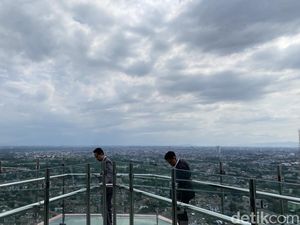 Pengalaman Menginap di Trans Hotel Jakarta, Ngopi di Sky Lounge-Berfoto di Sky Bridge