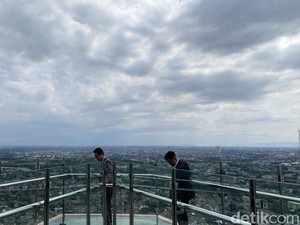 Ngopi di 22nd Sky Lounge & Menatap Langit di Sky Bridge di Trans Hotel Jakarta