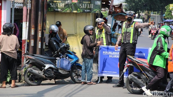 Sosialisasi one way di jalan Letjen Sutoyo Waru, Sidoarjo.