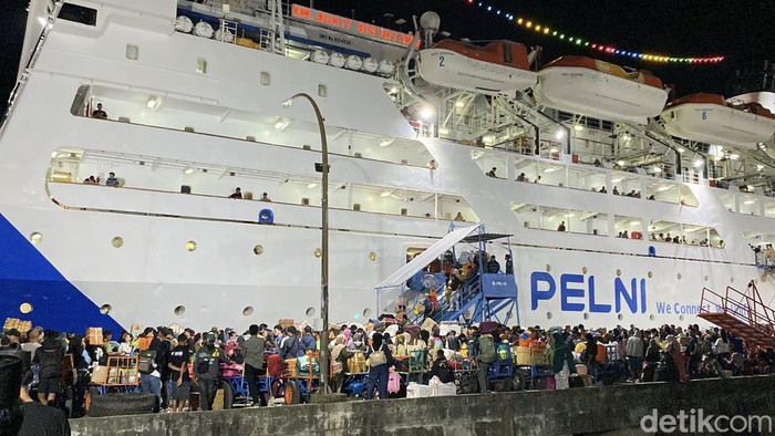 Suasana arus mudik Lebaran 2026 di Pelabuhan Parepare.