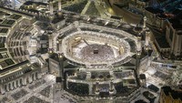 Kerumunan besar terlihat di Masjidil Haram selama Ramadan 1447 H. Otoritas Umum Perawatan dan Pengelolaan Masjidil Haram dan Masjid Nabawi sebelumnya mencatat jumlah kunjungan pada 20 hari pertama Ramadan mencapai lebih dari 96 juta orang. Pada 10 hari terakhir Ramadan, kunjungan jemaah terlihat masih tinggi. Foto: X/AlharamainSA