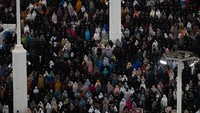 Umat Islam dari berbagai belahan dunia fokus beribadah, salat, membaca Al-Quran, berdoa, dan berzikir. Foto: X/AlharamainSA