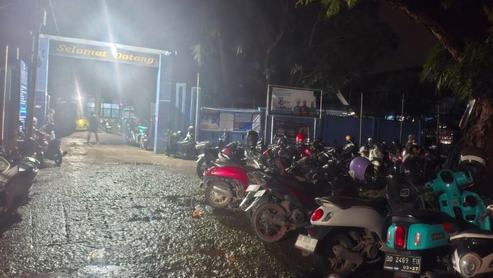 Suasana SMKN 2 Pangkep masih ramai kendaraan di parkiran imbas siswa menunggu distribusi MBG.
