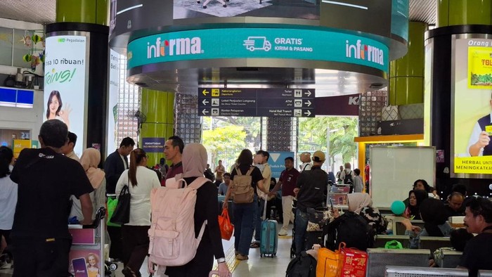 Suasana Stasiun Gambir mulai dipadati pemudik, Sabtu (14/3/2026).