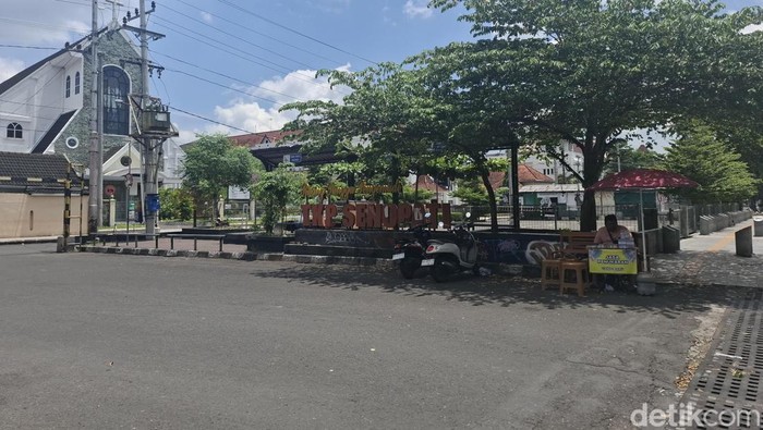 Suasana TKP Senopati, Kota Jogja, lengang usai bus wisata dilarang parkir, Sabtu (14/3/2026).