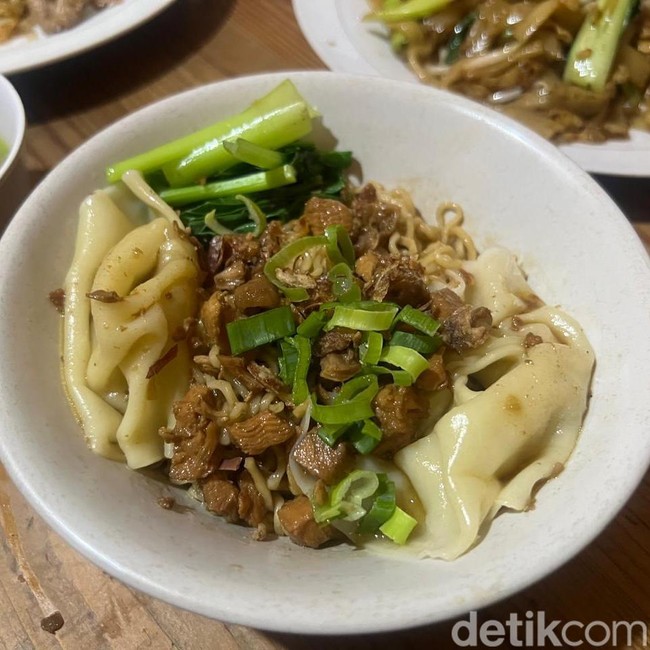 Dekat Stasiun LRT Pancoran Ada Warung Kwetiau hingga Mie Yamin yang Enak