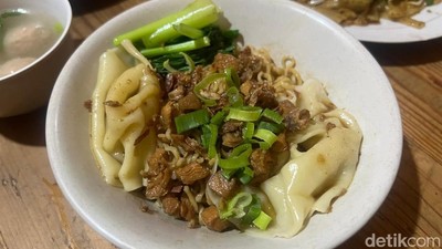 Dekat Stasiun LRT Pancoran Ada Warung Kwetiau hingga Mie Yamin yang Enak