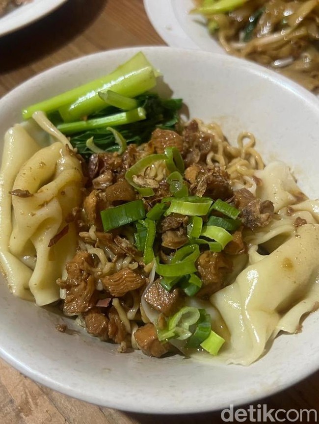 Dekat Stasiun LRT Pancoran Ada Warung Kwetiau hingga Mie Yamin yang Enak