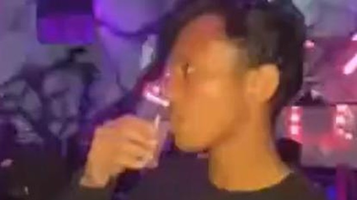 Tangkapan layar pemain PSM Makassar, Ricky Pratama menenggak miras beredar di media sosial.