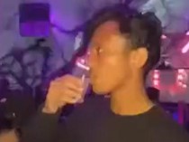 Viral Pemain PSM Ricky Pratama Minum Miras dengan Wanita di Diskotek