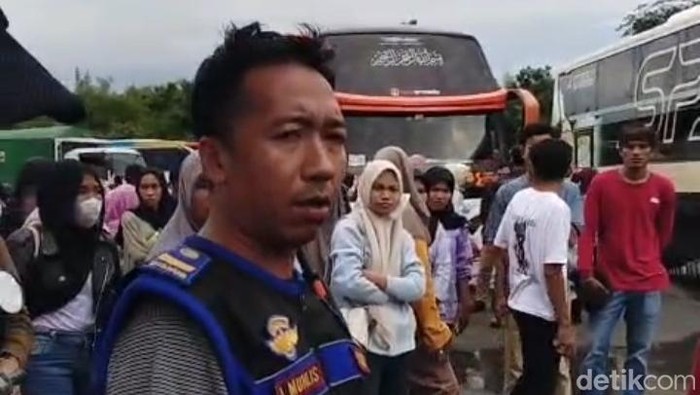 Tangkapan layar video ketika pemudik dan petugas jaga Pelabuhan Kayangan adu mulut, Sabtu, (14/3/2026).