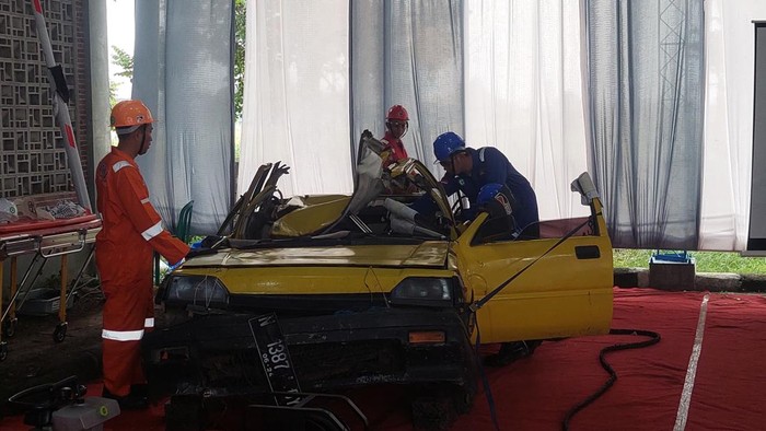 Tim evakuasi Tol Paspro