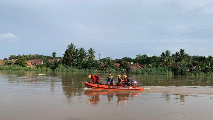 Tim SAR sedang melakukan pencarian kakek yang hilang terbawa arus sungai Komering di OKU Timur