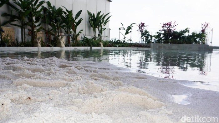 Salah satu fasilitas utama yang menjadi daya tarik Trans Hotel Jakarta adalah infinity pool dengan konsep pantai pasir putih.