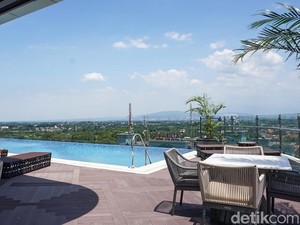 Video Kemewahan di Atas Awan: Intip Pesona Panorama Jakarta dari Trans Hotel