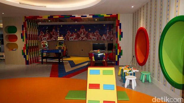 Trans Hotel Jakarta di kawasan Cibubur melakukan soft opening pada Maret 2026 dengan menghadirkan fasilitas mewah bagi para tamu. Salah satu fasilitas utama yang menjadi daya tarik adalah infinity pool dengan konsep pantai pasir putih yang dirancang menyerupai suasana pantai.