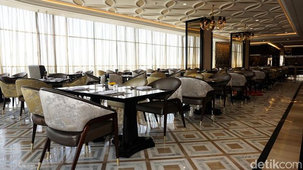 Trans Hotel Jakarta di kawasan Cibubur melakukan soft opening pada Maret 2026 dengan menghadirkan fasilitas mewah bagi para tamu. Salah satu fasilitas utama yang menjadi daya tarik adalah infinity pool dengan konsep pantai pasir putih yang dirancang menyerupai suasana pantai.