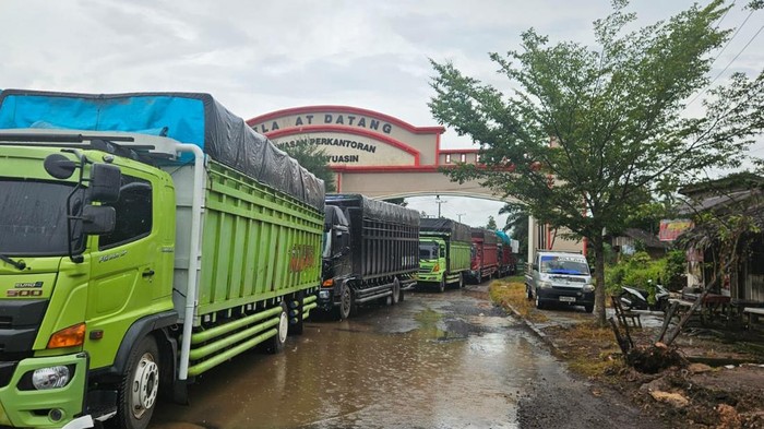Truk bertonase besar dikandangkan di kantong-kantong parkir yang disediakan
