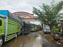 Ratusan Truk Besar Lintasi Jalintim Palembang-Jambi Dikandangkan