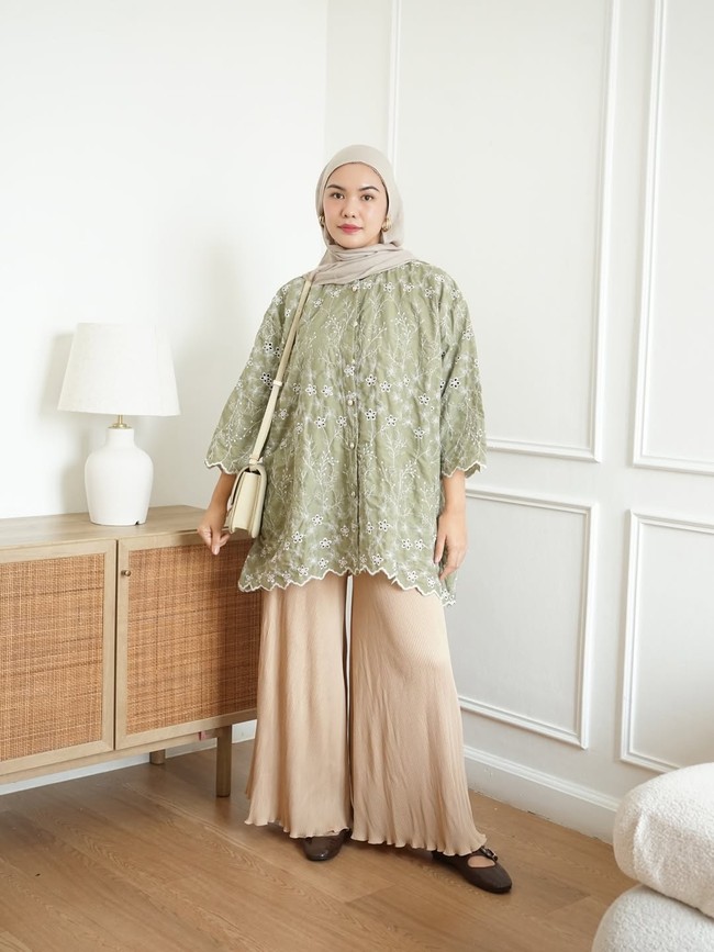Tunik model baju kurung Melayu modern dari Dyalodya.