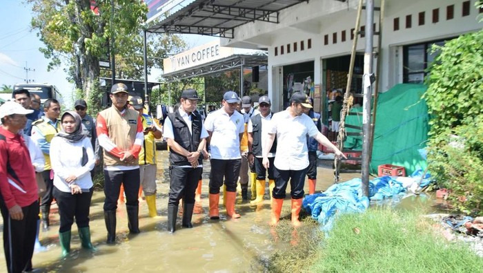 Wagub Jatim Emil Dardak tinjau banjir di Lamongan