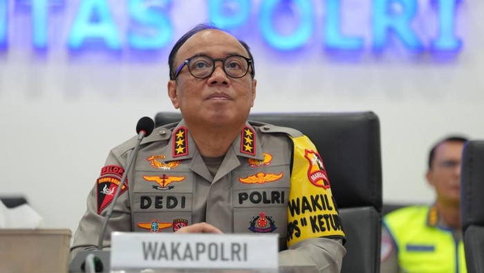 Wakapolri Komjen Dedi Prasetyo mengecek situasi arus lalu lintas di Command Center di KM 29 Cikarang, Jawa Barat, Sabtu (14/3/2026) siang