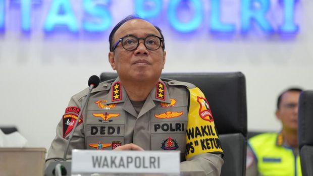 Wakapolri Komjen Dedi Prasetyo mengecek situasi arus lalu lintas di Command Center di KM 29 Cikarang, Jawa Barat, Sabtu (14/3/2026) siang
