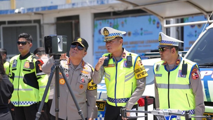 Wakapolri Komjen Dedi Prasetyo mengecek situasi arus lalu lintas di Command Center di Km 29 Cikarang, Jawa Barat, Sabtu (14/3/2026) siang